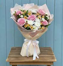 Букет цветов из:  Гвоздики, Орхидеи и Розы в Этоке