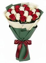 Букет Микс из красных и белых роз в Этоке