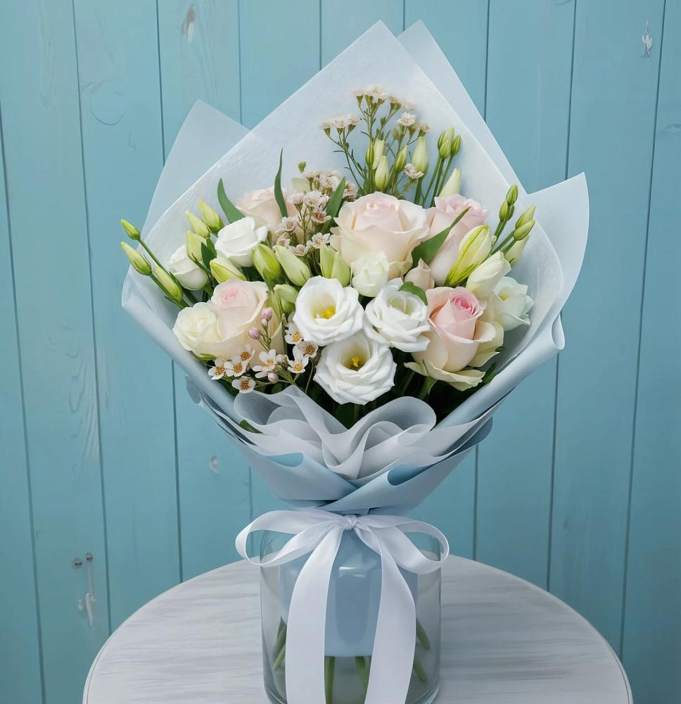 Букет цветов из: Розы и Лизиантусы в Этоке