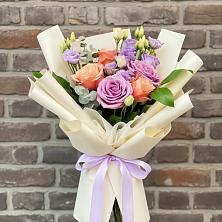 Букет цветов из:  Лизиантусы и Розы в Этоке