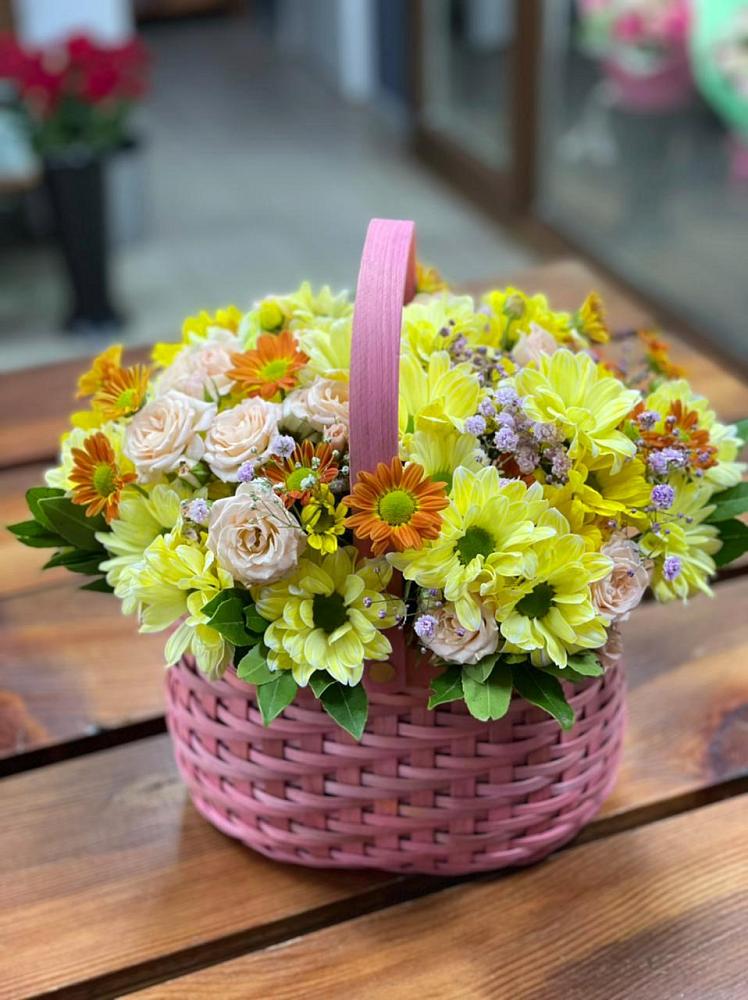 Цветочная композиция из Хризантемы и Розы в корзине в Этоке