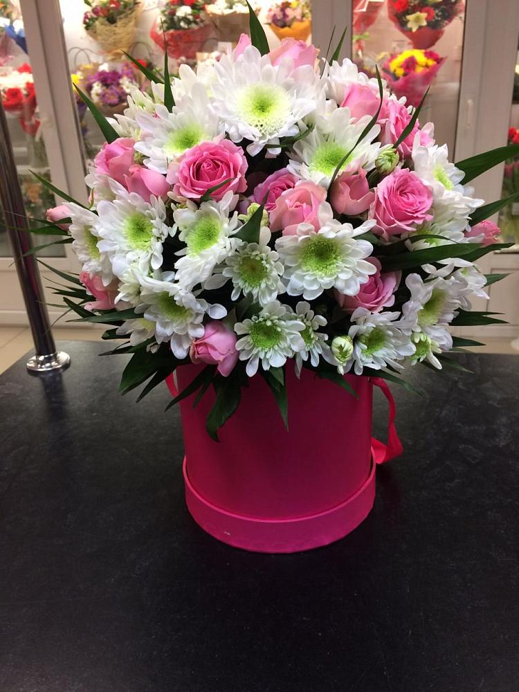 Цветочная композиция из Розы и Хризантемы в шляпной коробке в Этоке