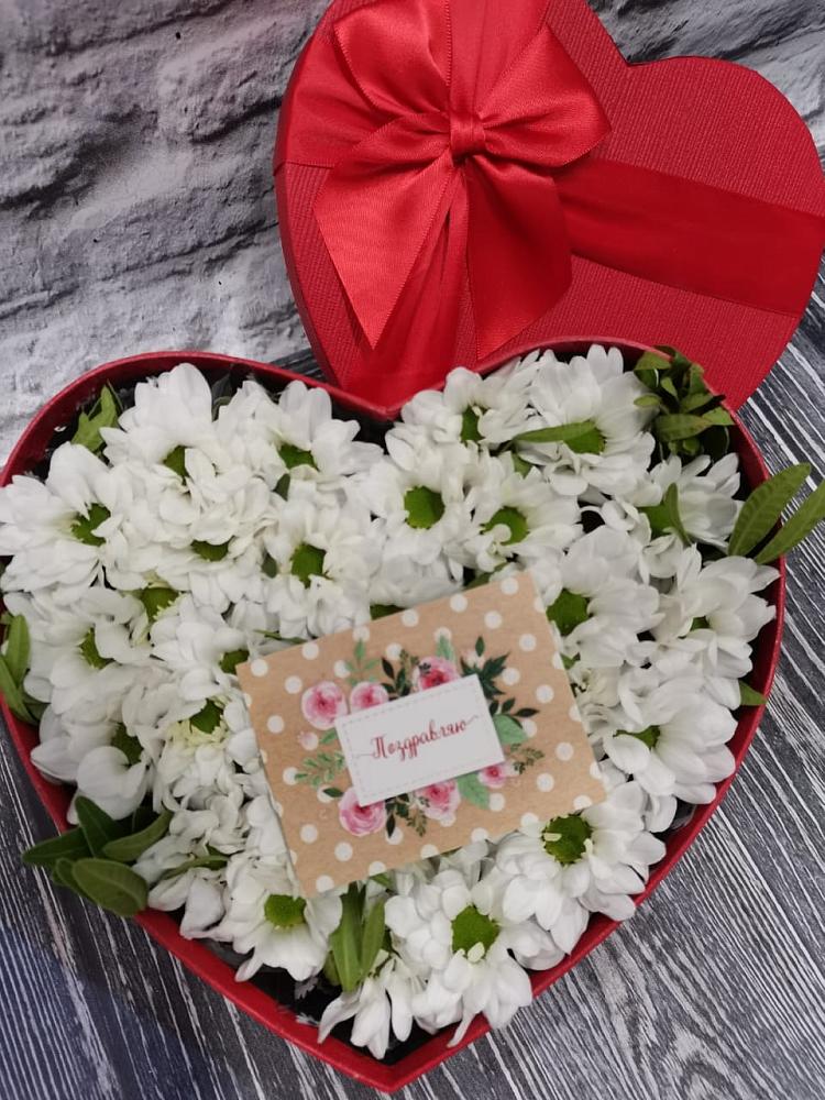 Цветочная композиция из Хризантемы в виде сердца в Этоке