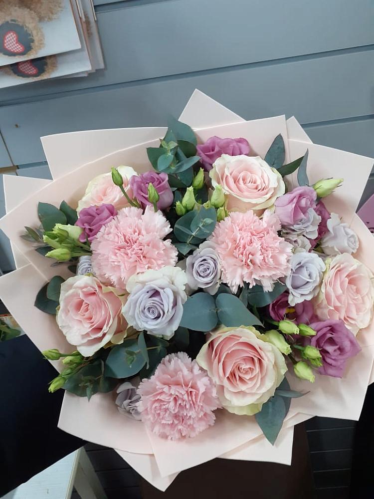 Букет цветов из: Розы, Гвоздики и Лизиантусы в Этоке